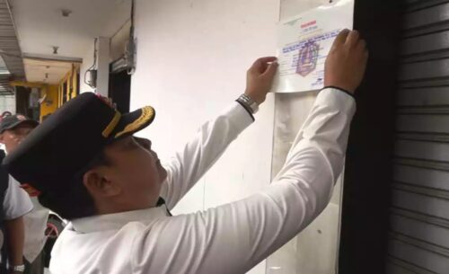 Satpol PP DKI Segel Toko Miras Ilegal di Pesanggrahan, Jaksel