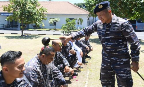 Danlanal Banyuwangi Pimpin Upacara Kenaikan Pangkat Prajurit, 20 Personel Naik Satu Tingkat di Banyuwangi