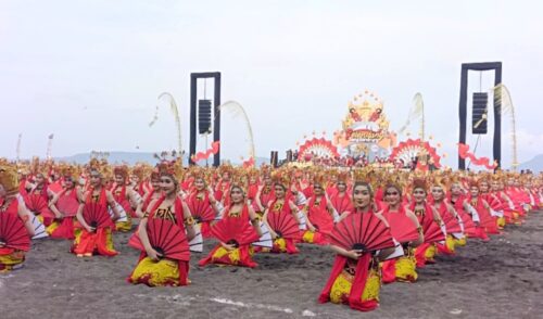 Spektakuler! 1.300 Penari Pukau Ribuan Penonton di Festival Gandrung Sewu 2025, Angkat Tema “Selendang Sang Gandrung” di Banyuwangi