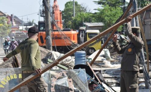 Antisipasi Banjir, Satpol PP Surabaya Tertibkan 11 Bangunan Liar di Atas Saluran Kebonagung
