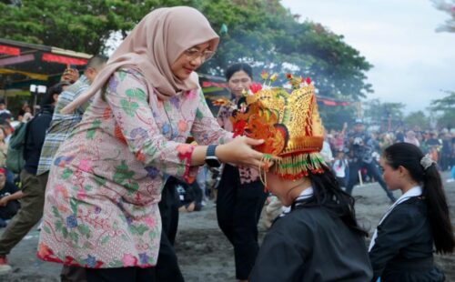 Ritual Meras Gandrung dan Perkusi Osing Awali Pagelaran Kolosal Gandrung Sewu 2025 di Banyuwangi