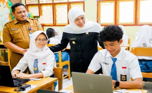 Gubernur Khofifah Tinjau Pelaksanaan Perdana Tes Kompetensi Akademik di SMAN 6 Surabaya