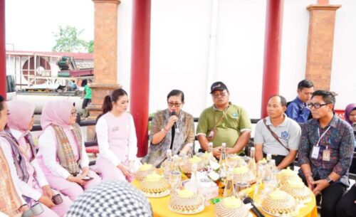 Putri Koster Paparkan Sistem Pengolahan Sampah Berbasis Sumber kepada Selvi Gibran Rakabuming