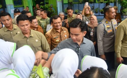 Gubernur Luthfi Dampingi Wapres Gibran Tinjau Program Makan Bergizi Gratis di Salatiga