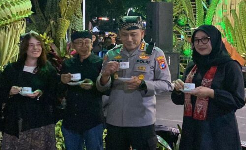 Kapolresta Banyuwangi Hadiri Festival Ngopi Sepuluh Ewu 2025, Ribuan Warga Padati Desa Adat Kemiren di Banyuwangi