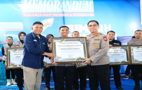 Kapolresta Banyuwangi Terima Penghargaan Manajemen Keuangan dan Inovasi Pelayanan Publik Terbaik di Banyuwangi