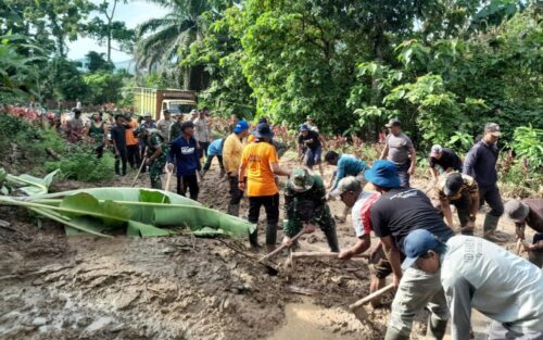 Respon Cepat! Kodim 0825/Banyuwangi Bersama Warga Kerja Bakti Bersihkan Longsor di Gunung Gamping di Banyuwangi