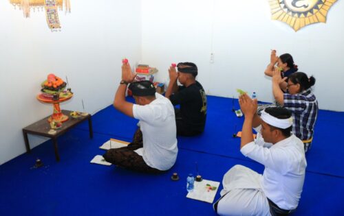 Warga Binaan Hindu Gelar Persembahyangan Hari Raya Kuningan di Lapas Banyuwangi di Banyuwangi