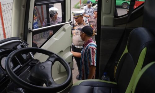 Operasi Zebra Semeru 2025, Satlantas Polres Pelabuhan Tanjung Perak Lakukan Ramp Check dan Test Urine
