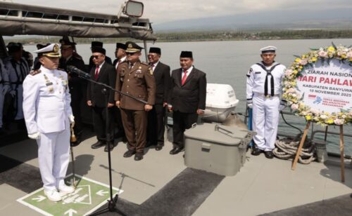 Peringati Hari Pahlawan 2025, Danlanal Banyuwangi Pimpin Upacara Tabur Bunga di Selat Bali di Banyuwangi