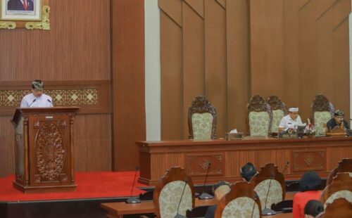 Wabup Gianyar Sampaikan Pendapat Bupati atas Raperda Inisiatif DPRD tentang Pengelolaan Air Tanah