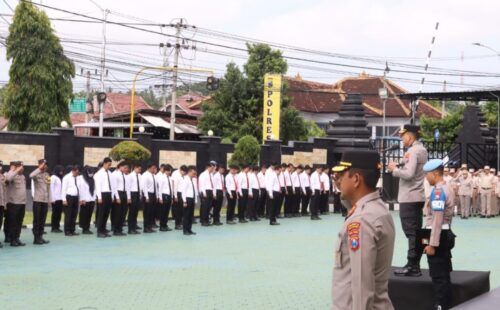 Kapolresta Banyuwangi Pimpin Apel Jam Pimpinan, Tekankan Kesiapan Operasi Lilin 2025 di Banyuwangi