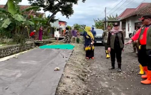 Banjir Rendam Sejumlah Dusun di Muncar, Bupati Ipuk Tinjau Lokasi dan Intruksikan Pembersihan Drainase di Banyuwangi