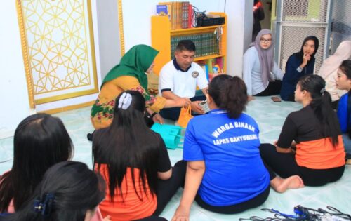 Pulihkan Kepercayaan Diri, Lapas Banyuwangi Bekali Warga Binaan Perempuan Keterampilan Anyaman di Banyuwangi
