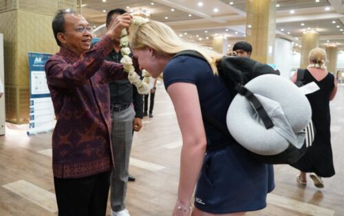 Gubernur Koster Tinjau Kedatangan Wisman di Bandara Ngurah Rai, Bantah Isu Bali Sepi