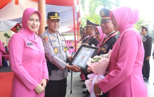 Polresta Banyuwangi Gelar Kenaikan Pangkat 109 Personel dan Pelepasan 9 Purna Bhakti di Banyuwangi