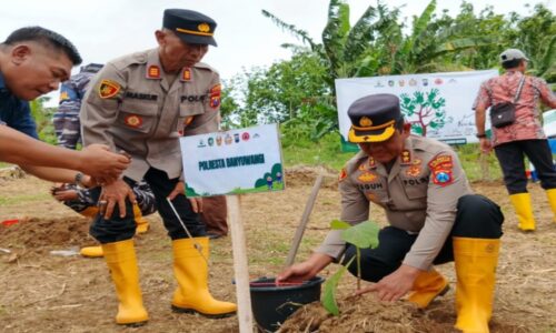 Dukung Pelestarian Lingkungan, Polresta Banyuwangi Tanam Pohon Bersama untuk Mitigasi Bencana  di Banyuwangi