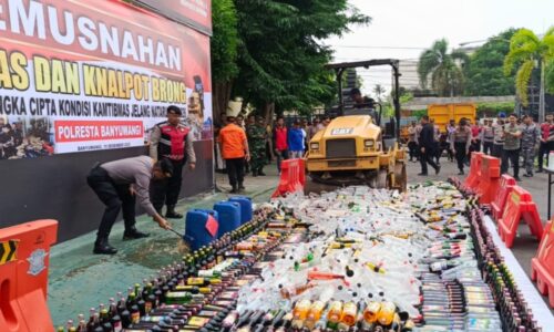Jelang Nataru 2025/2026, Polresta Banyuwangi Gelar Pemusnahan Botol Miras dan Knalpot Brong di Banyuwangi
