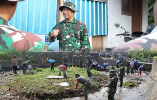 Dandim 0825/Banyuwangi Pimpin Aksi Bersih Sungai di Kalipuro, Wujud Sinergi Hari Juang Kartika ke-80 di Banyuwangi