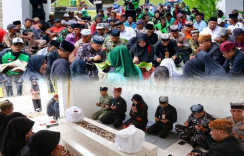 Harjaba ke-254 Digelar Sederhana, Bupati Ipuk Sarapan Nasi Bungkus Bareng Warga dan Ziarah ke Makam Pendahulu di Banyuwangi