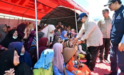 Tinjau Posko Pengungsian di Aceh Tenggara, Presiden Prabowo Sapa Anak-Anak dan Dengarkan Keluhan Warga