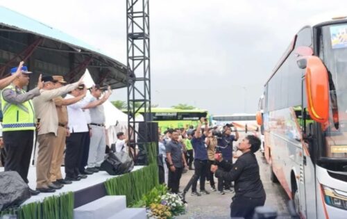 Kurangi Risiko Kecelakaan dan Kepadatan Lalu Lintas, Menhub Lepas Peserta Mudik Gratis Nataru 2025/2026