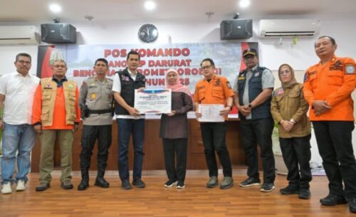 Gubernur Jatim Serahkan Bantuan Rp3,8 Miliar untuk Korban Bencana Hidrometeorologi Aceh
