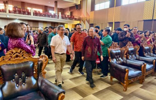Hadiri Kuliah Umum Rocky Gerung di Unmas, Gubernur Koster Ajak Mahasiswa Bijak Manfaatkan AI