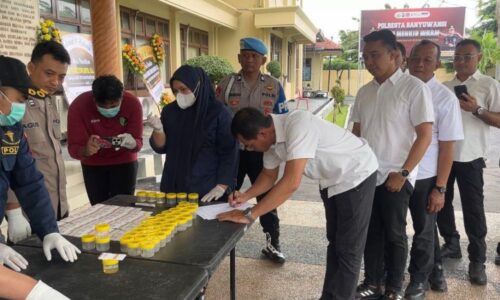Pastikan Bebas dari Narkoba, Kapolresta Banyuwangi Gelar Tes Urine terhadap Ratusan Personel di Banyuwangi