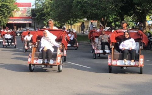 Dari Presiden Prabowo untuk Rakyat: Bupati Ipuk Serahkan Ratusan Becak Listrik bagi Pengemudi Becak Lansia di Banyuwangi