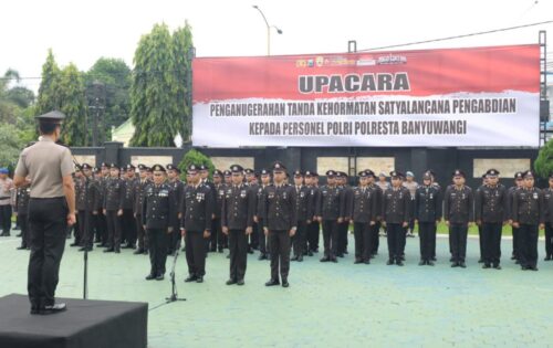 72 Personel Polresta Banyuwangi Terima Satyalancana Pengabdian, Kapolresta Tekankan Integritas dan Kehormatan Diri di Banyuwangi