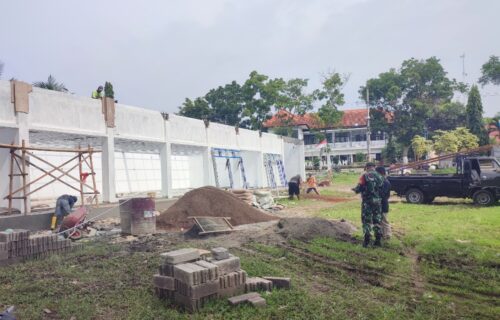 Kejar Target Akhir Januari, Babinsa Olehsari Kawal Ketat Pembangunan KDKMP di Banyuwangi