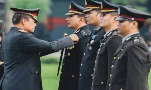 Hari Kesadaran Nasional, Kapolda Jatim Berikan Satyalancana kepada Ribuan Personel