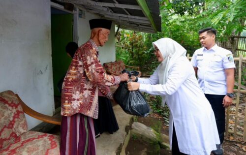 Gerakan ASN Banyuwangi Berbagi Kembali Salurkan Puluhan Ribu Paket Sembako di Banyuwangi