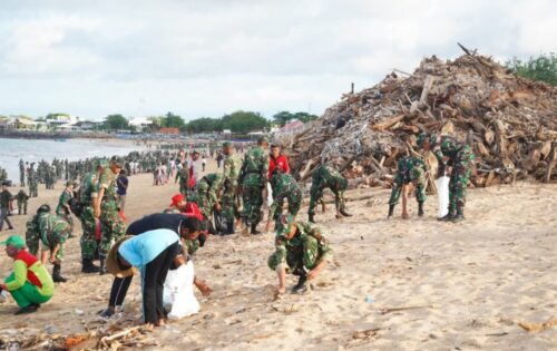Karya Bakti Terpadu, Kodam IX/Udayana Gelar Aksi Bersih-Bersih Serentak di Pantai Kedonganan dan Kuta