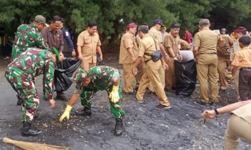 Bupati Ipuk Launching Gerakan Banyuwangi ASRI, Ratusan Personel Gabungan Bersihkan Pantai GWD di Banyuwangi