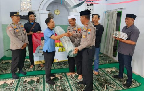 Safari Ramadan, Polresta Banyuwangi Salurkan Bantuan Karpet Sajadah dan Alquran ke Musala Al Furqon di Banyuwangi
