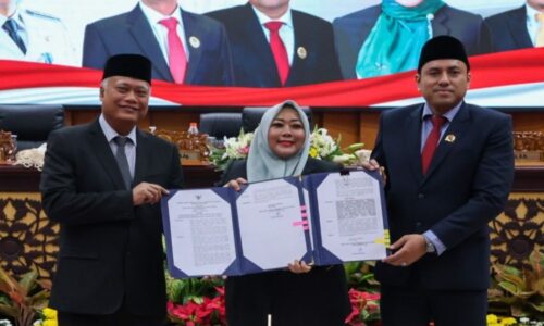 Bahas Perda tentang Pengelolaan Barang Milik Daerah, DPRD dan Pemkot Surabaya Teken Keputusan Bersama