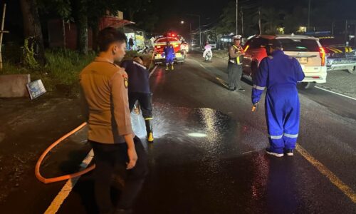 Gerak Cepat Polsek Kalibaru Tangani Tumpahan Solar di Jalur Provinsi Banyuwangi-Jember di Banyuwangi