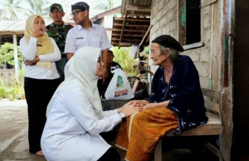 Respons Cepat Aduan Warga, Bupati Ipuk Luncurkan Program “Lapor Camat” Via Telepon dan WhatsApp di Banyuwangi