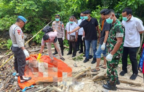 Tim Gabungan TNI-Polri Bersama TN Alas Purwo Evakuasi Jenazah Mr. X di Pantai Plengkung di Banyuwangi