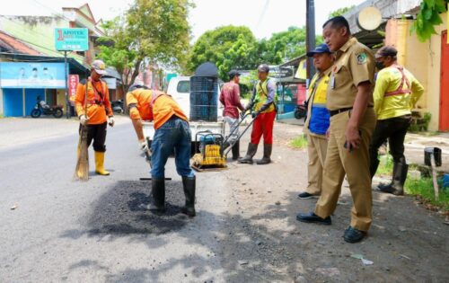Pemkab Banyuwangi Kerahkan Satgas Jalan Berlubang, Perbaiki Ratusan Titik Jalan, Target Tuntas Sebelum Lebaran di Banyuwangi