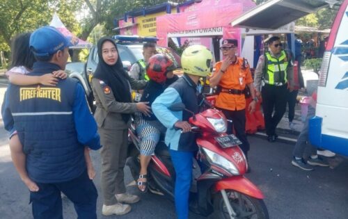 Personel Pos PAM Banyuwangi Kota Evakuasi Pengendara yang Butuh Pertolongan Medis di Banyuwangi
