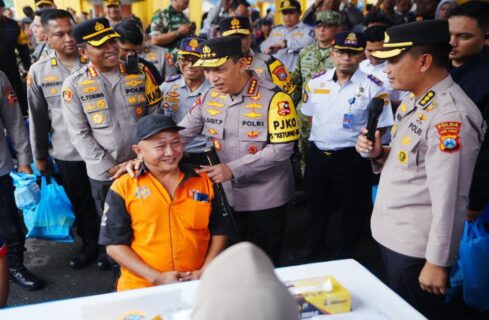 Tinjau Terminal Purabaya, Kapolri Ingatkan Sopir Bus Utamakan Keselamatan Pemudik