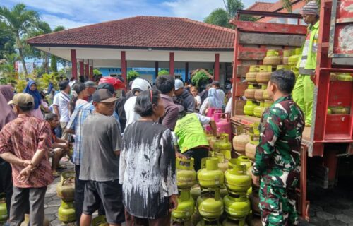 Cegah Kelangkaan dan Distribusi Tepat Sasaran, Koramil Bangorejo Kawal Operasi Pasar LPG 3 Kg