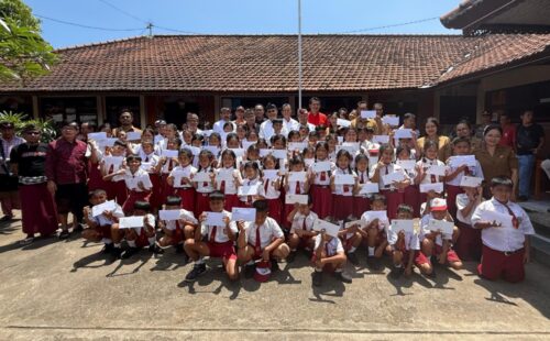 Gubernur Koster Serahkan Rp129 Juta untuk Pemulihan SDN 5 Banjar dan Bantuan Tunai bagi 66 Siswa Pascabanjir Bandang