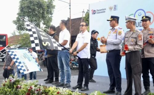 Ratusan Pemudik Diberangkatkan, Wali Kota Denpasar Lepas 13 Armada Bus Program “Mudik Nyaman Bersama PLN” di Banyuwangi