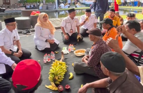 Hari Pertama Kerja Pasca Lebaran, Bupati Ipuk Gelar Halal Bihalal Bersama Pengemudi Becak, Angkot, dan Ojol di Banyuwangi