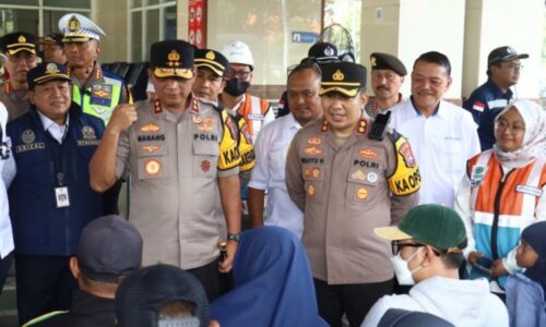 Pastikan Layanan Mudik Berjalan Optimal, Kapolda Jatim Cek Pos Terpadu dan Pam di Surabaya di Banyuwangi