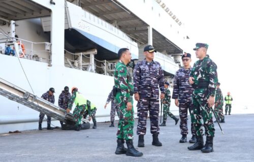 Dandim 0825/Banyuwangi Sambut KRI Teluk Kupang-519, Amarda TNI AL Turun Bantu Atasi Kepadatan Ketapang-Gilimanuk di Banyuwangi